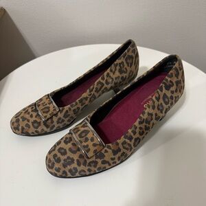 Munro “Mara” Leopard Print Leather Pumps with buckle and block heel - 7.5M